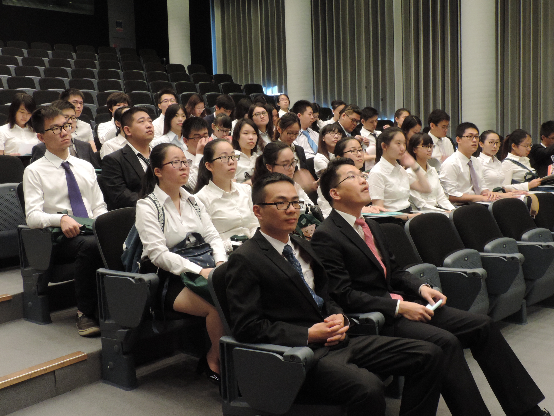 学员们整装以待，期盼在香港大學展开一段难忘   学习之旅