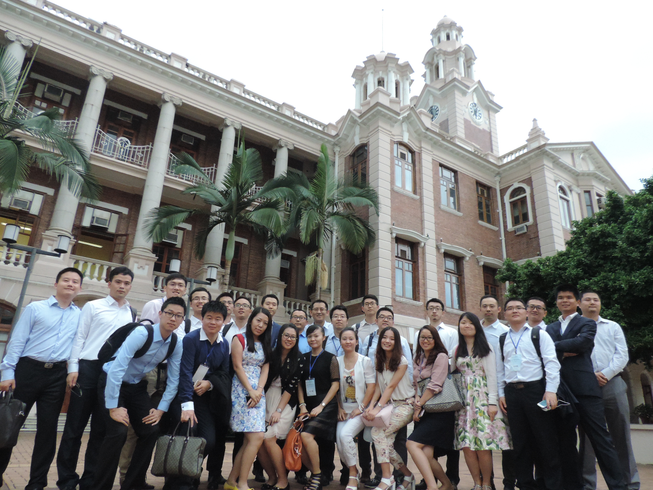 专程远赴香港大学学习，当然就要在港大地标   本部大楼前留下倩影