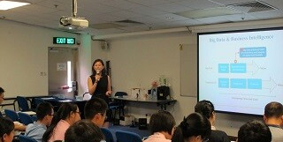 刘博士与同学分享如何利用大数据来为产品创新带来先机及优势。