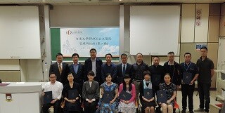 香港大学SPACE中国商业学院副课程主任刘彬女士(第一排左三)与学员的毕业合影。