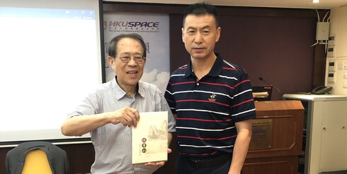 青海大学代表向杨教授致送纪念品，以感谢其悉心教学与讲解。