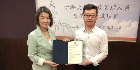 香港大学SPACE学院课程主任刘彬女士为学员颁发结业证书，让学员们均带着丰富的收获回到青海大学。