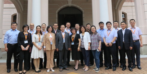 学员们在香港大学合照留念。