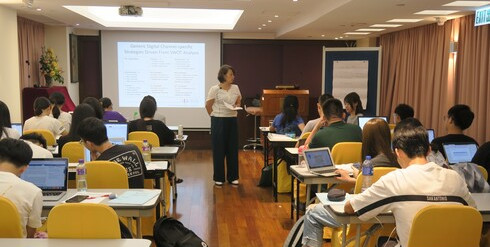 香港大学SPACE学院讲师陈女士在教导学员进行课堂练习。