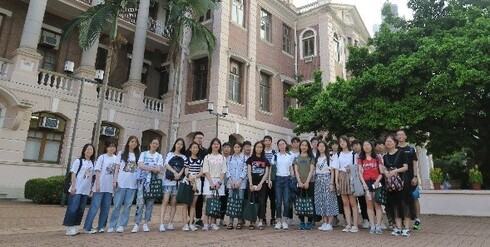 课程亦安排同学们参观港大校园，图为他们于本部大楼前合影留念。