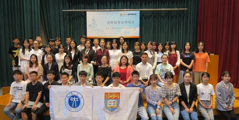 江汉大学学生和老师与香港大学SPACE学院课程主任刘彬女士拍摄开学合照，访学项目正式启动!