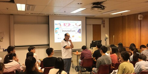 香港大学SPACE中国商业学院管理与创新中心主任 暨 首席讲师马陈杰先生为学员讲解产品创新对现今社会的影响。