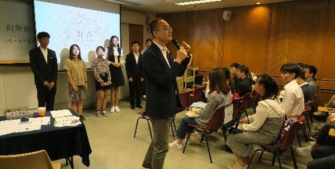 专案报告的其中一位评审老师——香港大学SPACE中国商业学院营销管理系主任 暨 高级讲师袁启亮先生，正向学员们给予意见和评分。