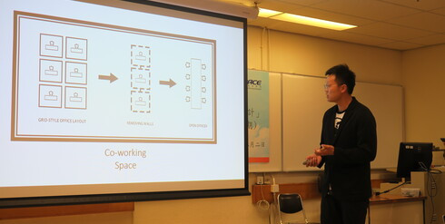 学生在演示以「工作空间」为主题的专案报告。