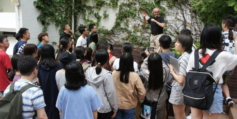 高老师带学生们参观港大校园，亲身体验港大的景观建筑。