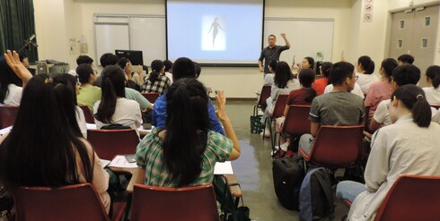 潘老师与同学们在课堂间互动。